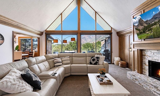 Sandy House | BeUTAHful Retreat: Mtn Views, 2 Master Bdrms, HotTub, Game room, Ski, Amenities!