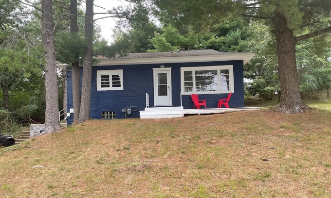 Lake Delton Cottage | Beutiful cottage with pool & beach views