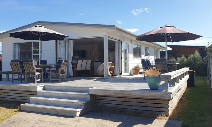 Whangamata House | Beverley Tce - Fully Fenced -1 min walk to shops and 4 mins to beach.