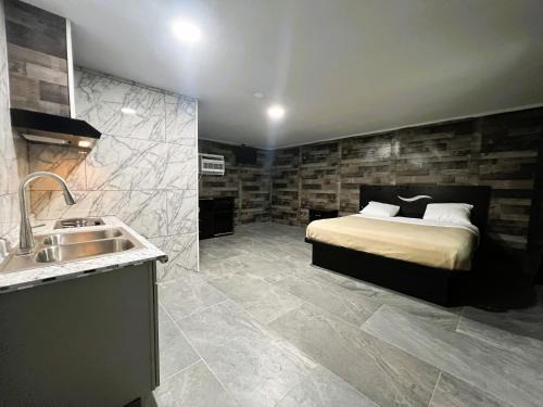 Mobile Hotel | Beverly motel