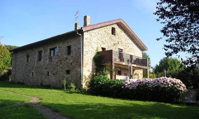 Ampuero House | Bezales House. Country house in Ampuero, beds for 19+ visitors