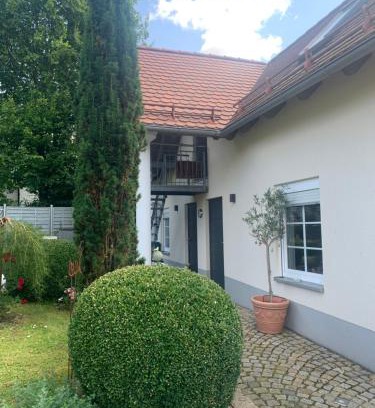 Waldershof Apartment | Bezaubernde Ferienwohnung mit Rosengarten