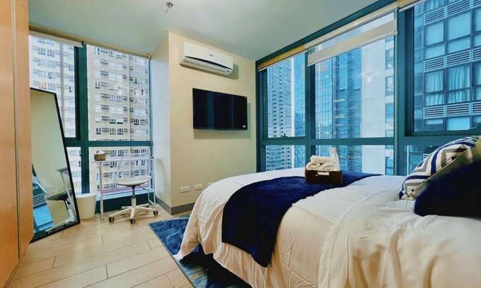 Bonifacio Global City Condo | BGC Cozy Condo - Balcony, Pool & Wi-Fi - Suite 25