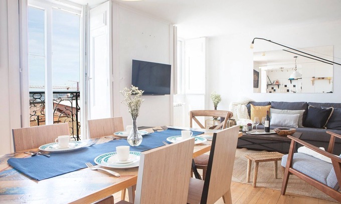 Santos Apartment | Bica 1 - Cordoeiros - Wonderful two bedroom apartment, fully renovated and decorated with lots of co