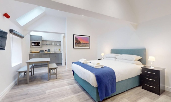 Bicester Apartment | Bicester Court Lodge The Lodge Room | Bicester Holiday Let | 1 Bed & Sleeps 2