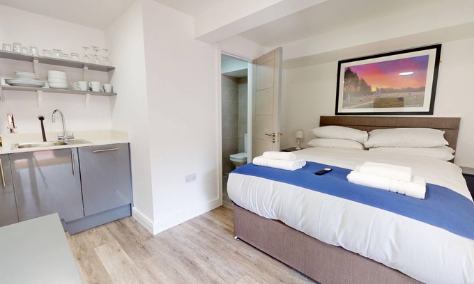 Bicester Apartment | Bicester Court Lodge The Langford Room | Bicester Holiday Let | 1 Beds & Sleeps 2