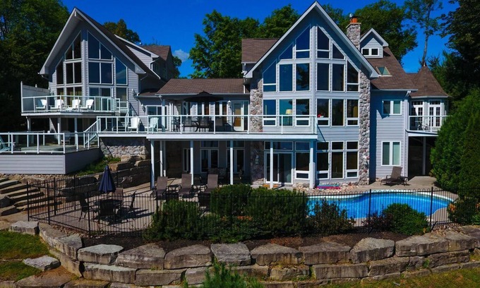 Havelock-Belmont-Methuen House | Big Bear Estate, a family dream cottage on the shores of Jack Lake, Ontario.