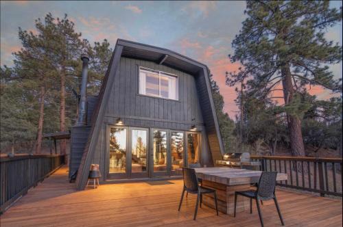 Whispering Forest House | Big Bear Retreat w Fire Pit Deck & Cabin Vibes