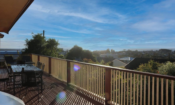 Eden Cottage | Big Bimil: 4 bedroom, pet friendly fenced yard