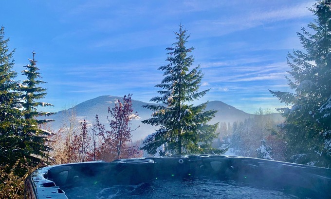 Rossland House | Big, Bright and Beautiful. Hot tub view suite