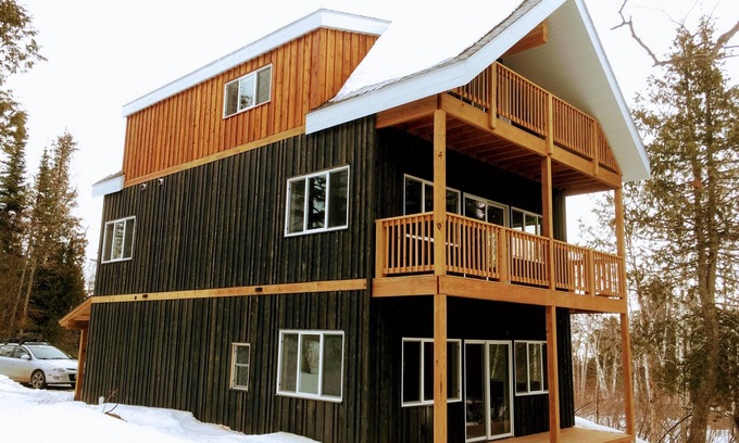 Lutsen House | Big Cedar House: Quiet Trees, Golf, Winery, 1 mile to ski, Firepit. EV charger