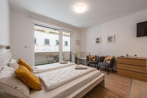 Csarnok negyed Apartment | Big condo with garage & balcony & AC & lift