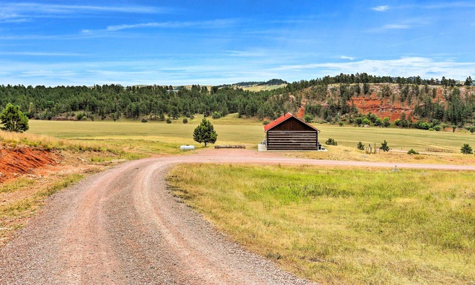 Hot Springs Cabin | 'Big Country Cabin' w/ Hiking Trails On-Site!