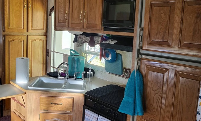 Willow House | Big, cozy camper for 8 in quiet and beautiful Willow, AK with AC and hot tub.