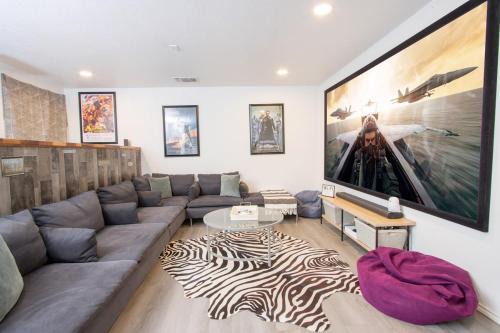 Southside House | Big Family House w Theater Pool table