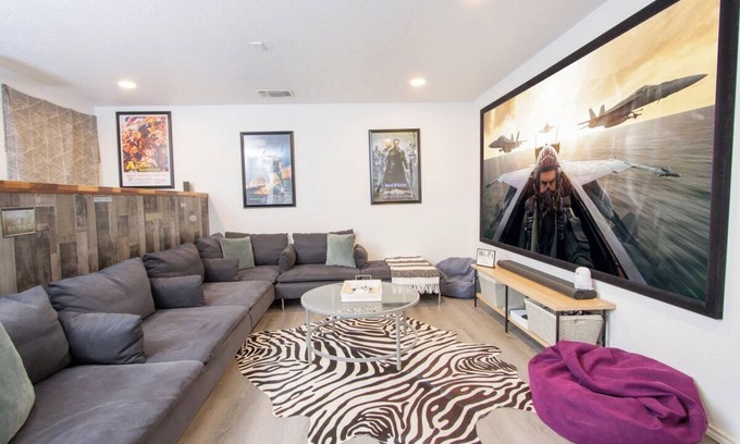 Southside House | Big Family House w Theater Pool table