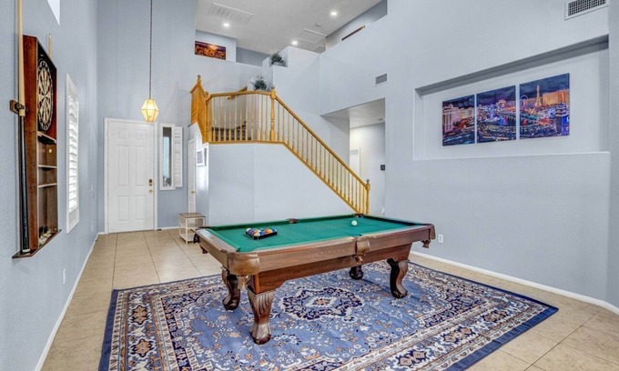 Rhodes Ranch House | Big Family: Luxurious, King Beds, Pool Table, Fireplace, Backyard Oasis & More!