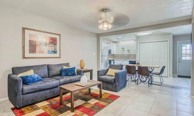 El Paso House | Big Family? West, Come on and enjoy all duplex A+B