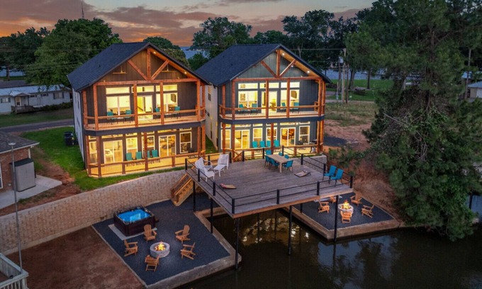 Cedar Creek Reservoir House | Big Group Retreat on Cedar Creek Canal 36 Guests