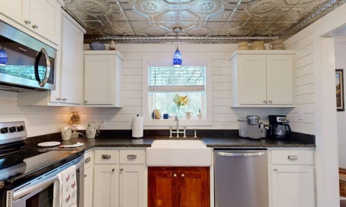 Wellborn House | Big Oak Farmhouse - TAMU 8 Miles