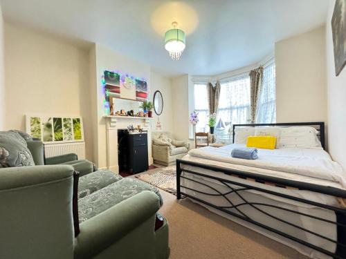 Eastleigh House | Big Private Room In Town Centre