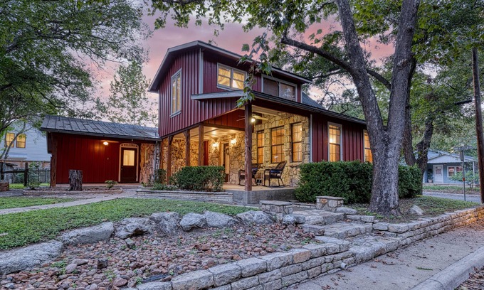 Boerne House | “Big Red”- Boerne Farmhouse, walk to Main Street!