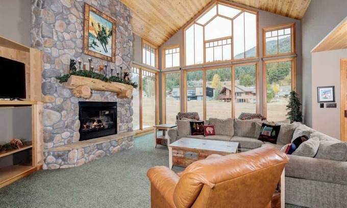 Gallatin Gateway House | Big Sky Meadow Village Spacious Custom Home