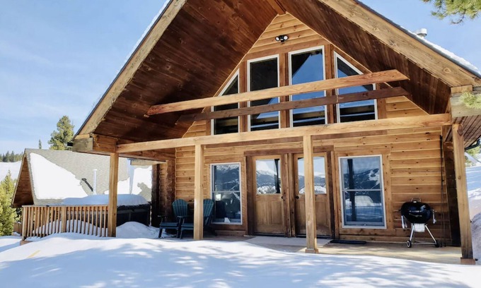 Gallatin Gateway House | Big Sky Retreat Cabin 1