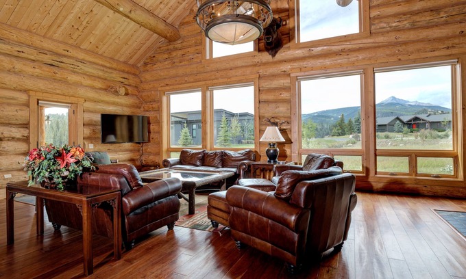 Gallatin Gateway House | Big Sky Vacation Rentals: MDW Red Feather Lodge