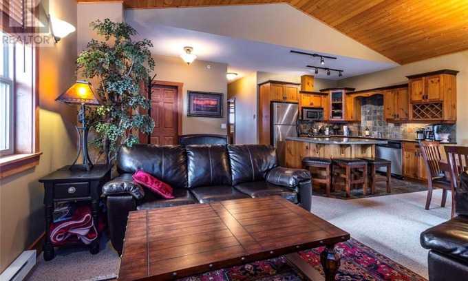 Big White Ski Resort Apartment | Big White 2 Bdrm 2 Bath, 12' vaulted ceilings, 70 inch TV, Hot Tub