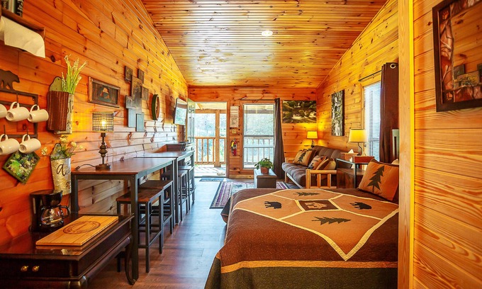 Benton Hotel | Bigfoot Lodge Room One