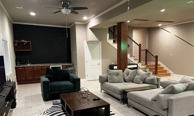 Lawrence Condo | Biggest 3 BDR loft Downtown Mass Street - 5 mins from KU