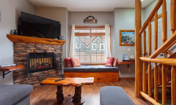Big White Ski Resort House | BigWhite Ski In/Out Chalet w Private HotTub & Garage