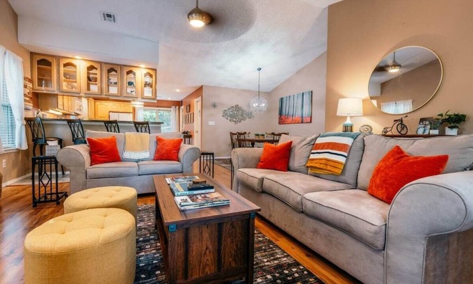 Bella Vista House | 🐶 Bike -Lovers & Pets Welcome! Modern Home by Bamboozled Trail