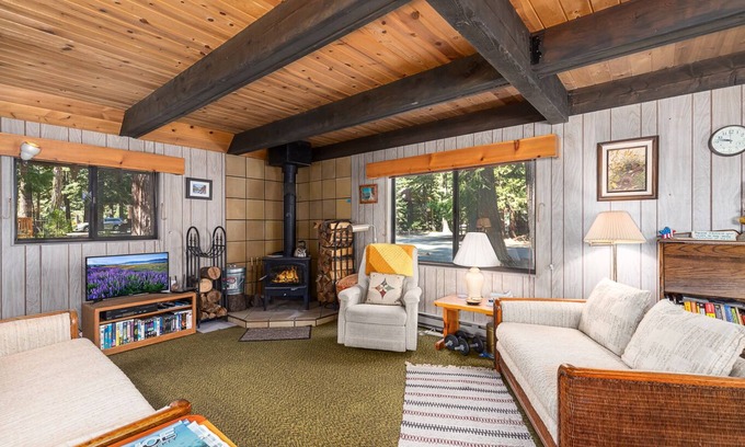 Tahoma Cabin | Bikes + Kayak Avail! Authentic Cabin in Friendly West Shore - "Mirthwood Den"