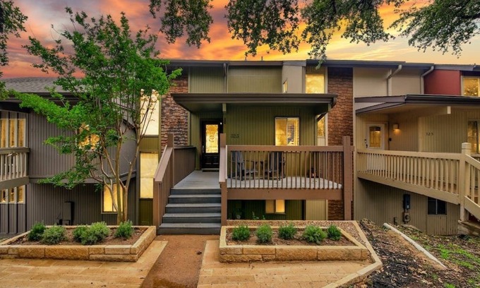 Point Venture House | Billie Jean, Lake Travis - Sleeps 8 Lake Access