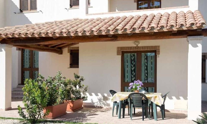 Torre di Bari Apartment | Bilocale 3 Torre di Barì with covered veranda and outdoor furniture