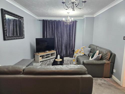 Binley House | Binley Home with Parking - Ideal for Contractors, Families and Groups, location next to Shopping Park