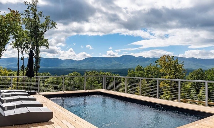 Leeds House | Birch & Buck - Stunning Views near Hudson & Hunter
