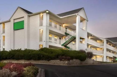 Independence Hotel | Birch Hill Suites Kansas City - Independence