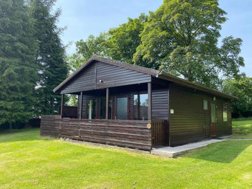 Newton Stewart Ski Chalet | Birch Lodge 17 with Hot Tub