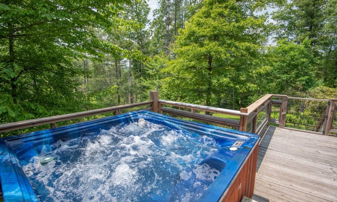 West Jefferson Cabin | Bird's Nest Antique Log Cabin - Hot Tub - West Jefferson