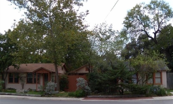 Kerrville Cottage | 'Bird's Nest Guest Cottage' Guadalupe River - Dog Friendly (Dog fee $15/night)