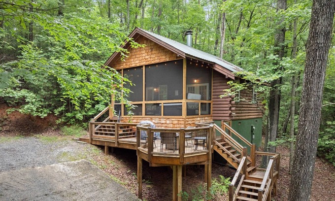 Sautee Nacoochee Cabin | Bird Song Cabin: Romantic - Cozy 1-BR w/WiFi & Hot Tub in Sautee-Nacoochee, GA