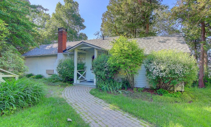 Georgina Cottage | BIRDIE LAKE VIEW COTTAGE