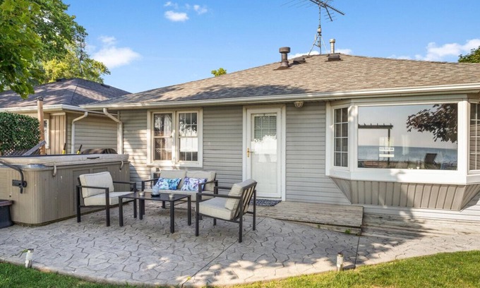 Leamington House | Birds Eye View on Erie w/Hot Tub