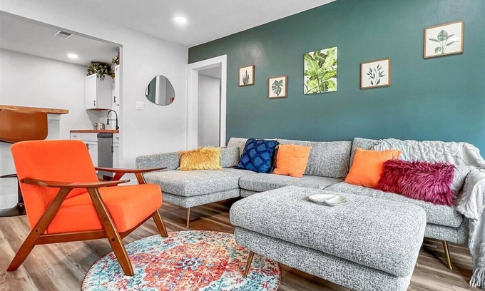 Pensacola House | Birds of Paradise - 5 min from NAS - 7 min from Downtown Pensacola!