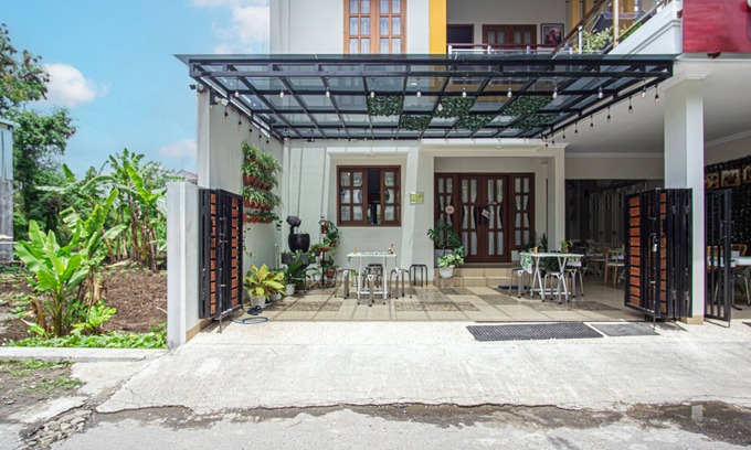 Pogung Lor Villa | Bisma Balcony Homestay