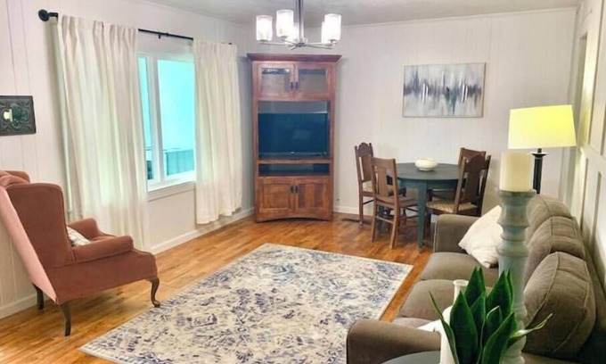 Searcy House | Bison Hall 4, no cleaning fee, near court square
