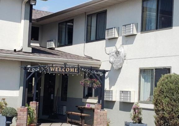 Moorhead Hotel | Bison Plains Lodge